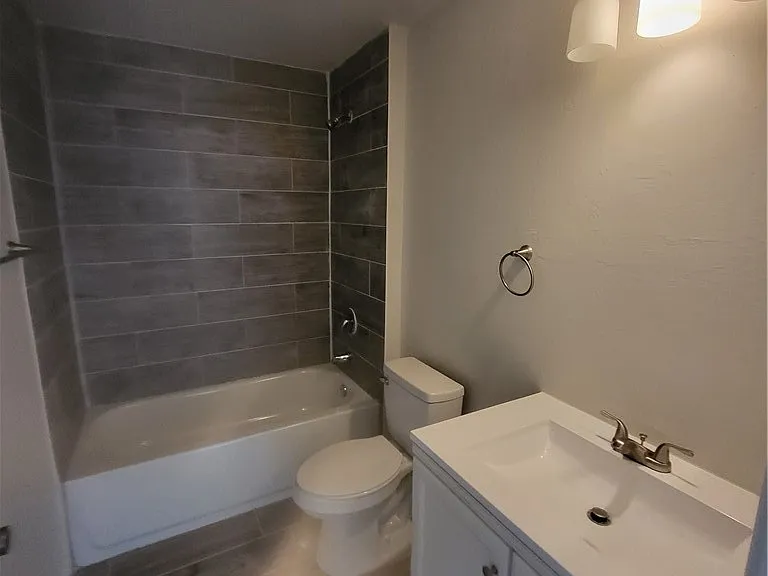 1001 NE 7th Ave — Photo 4