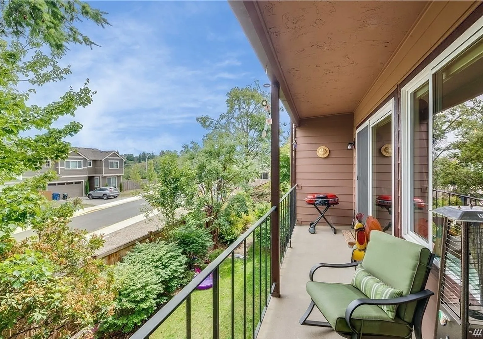 Burien 2 bedroom 1 bath light and bright interior available 11/1 — Photo 1