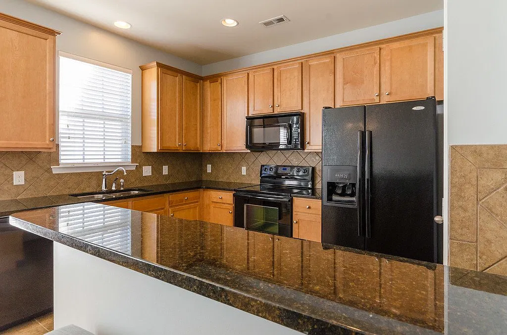 3 bed, 2.0 bath, 1283 sqft, $1,795 — Photo 2