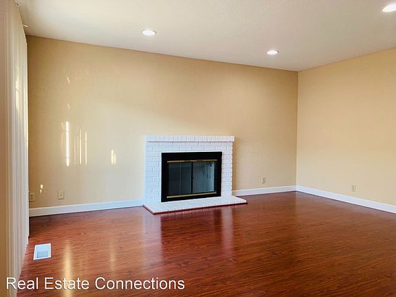 3rd image of 734 Almeria Dr