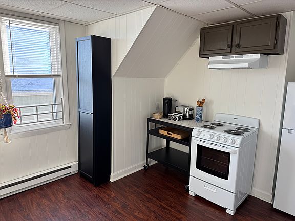 4th image of 9 Carlton St #3