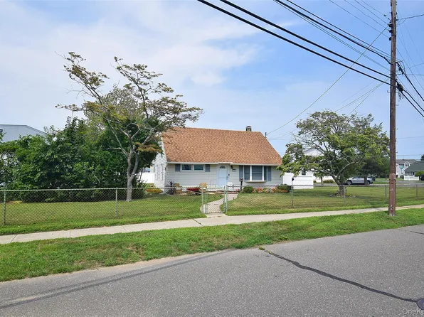 101 Phyllis Drive, Lindenhurst, NY 11757