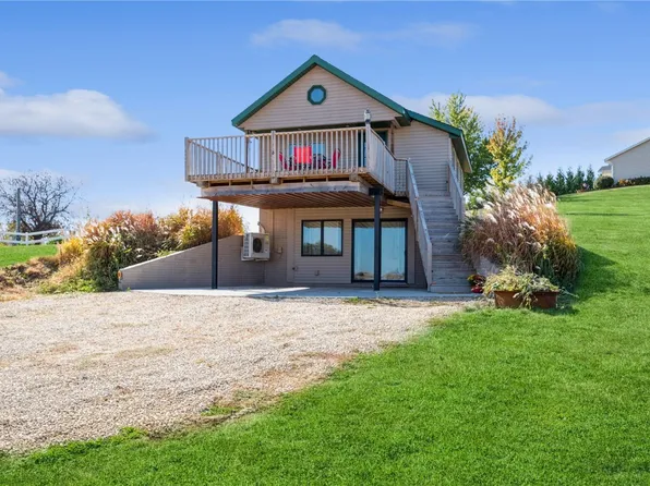 210 W Summit St, Wyoming, IA 52362