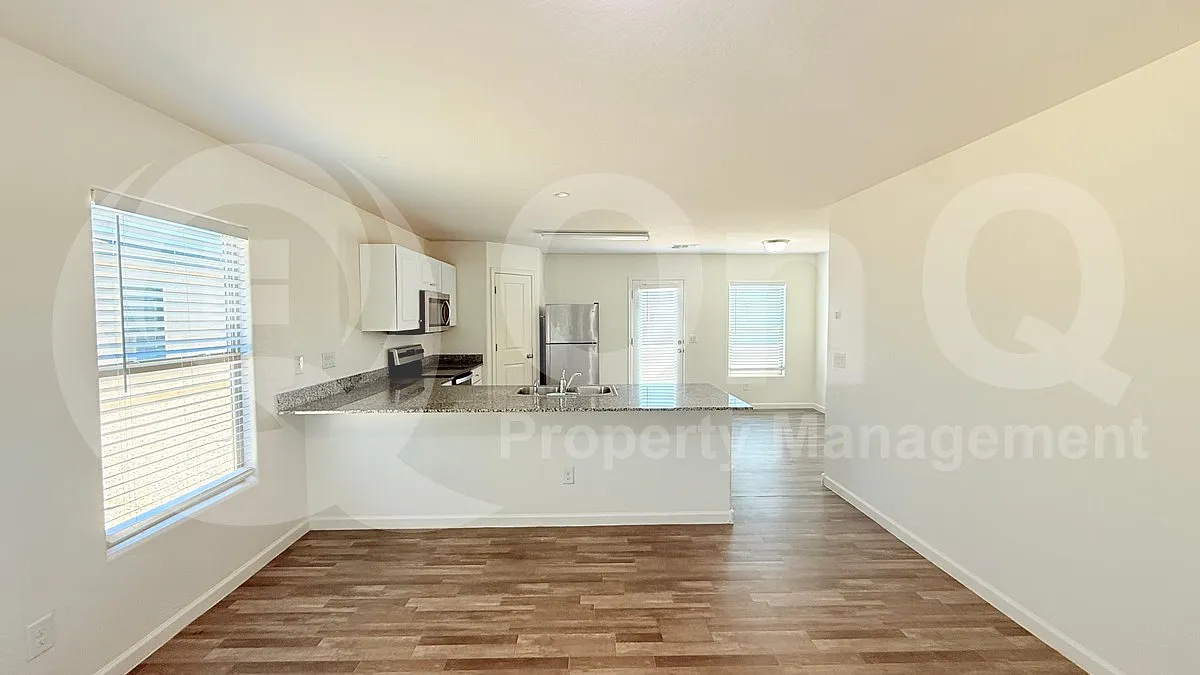 Building Photo - 335 E Watson Pl