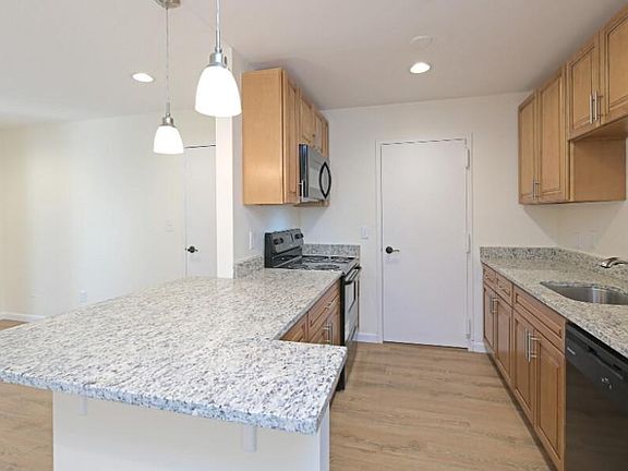 4th image of 3 Barlow Ln #99