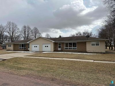 605 E 8th St, Freeman, SD, 57029