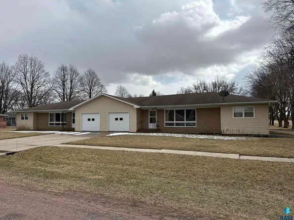 605 E 8th St, Freeman, SD 57029