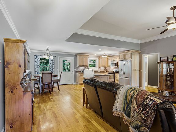 3rd image of 204 Artesa Dr