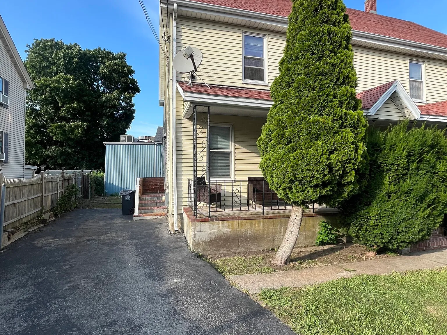 4 bed, 1.0 bath, 1400 sqft, $4,000 — Photo 2