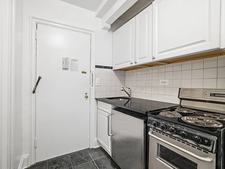 310 E 44th St #819 — Photo 5