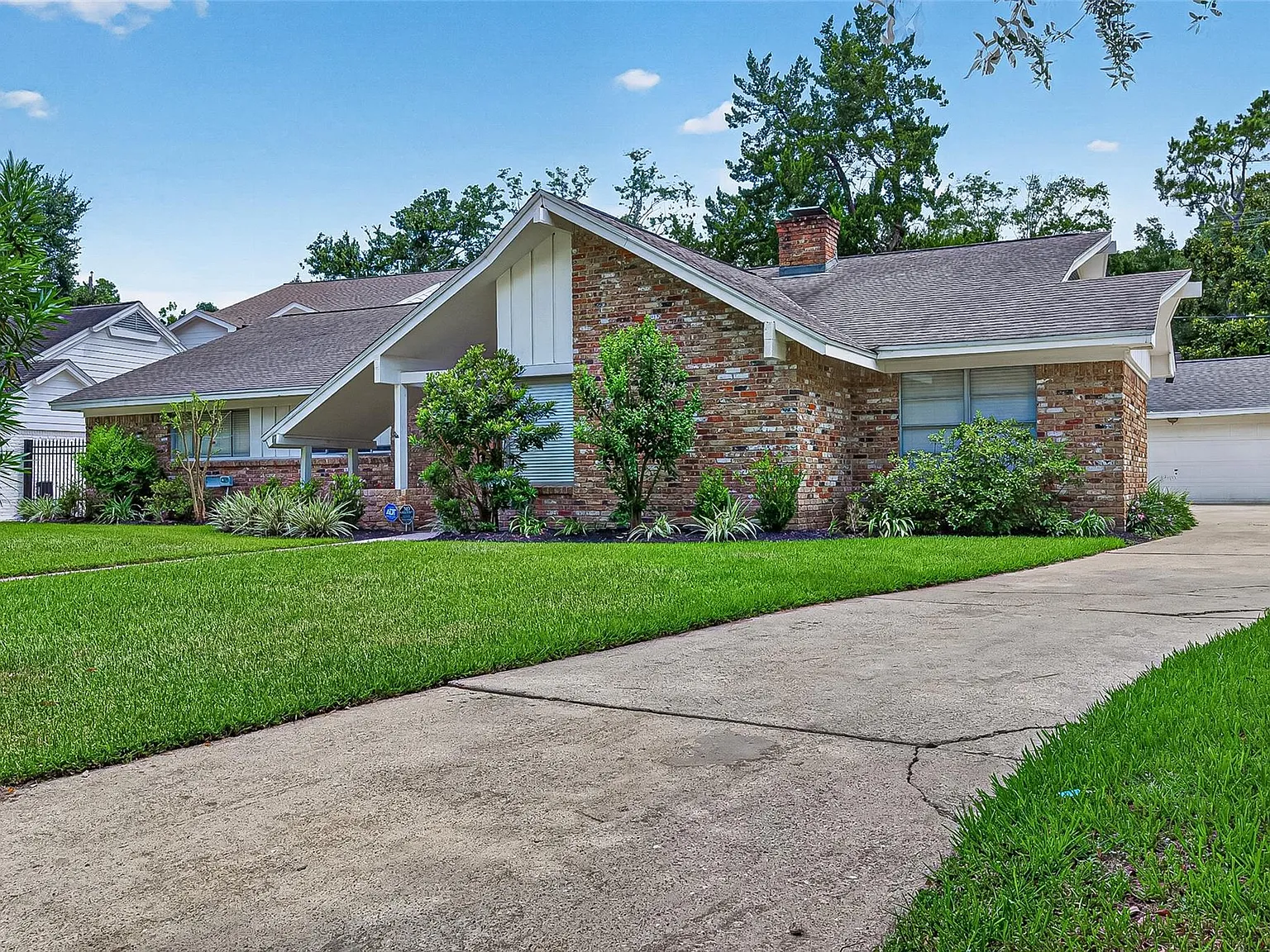 4 bed, 2.5 bath, 2800 sqft, $5,700 — Photo 2