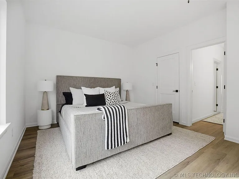 504 E B St — Photo 26