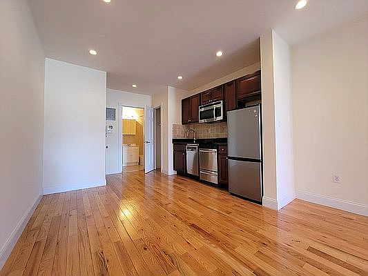 5th image of 106 Charles St #X