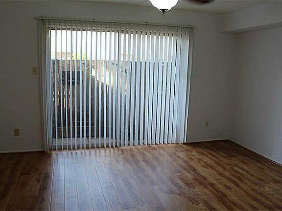 5th image of 429 N Post Oak Ln #429