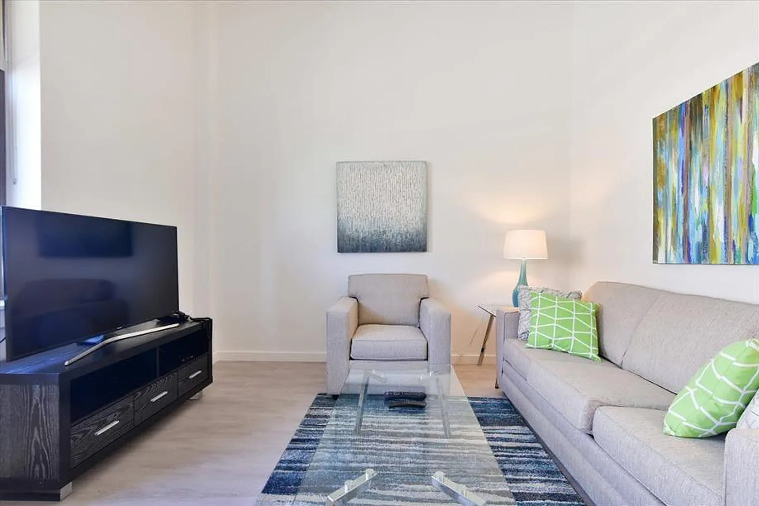 2 bed, 2.0 bath, 914 sqft, $7,380 — Photo 3