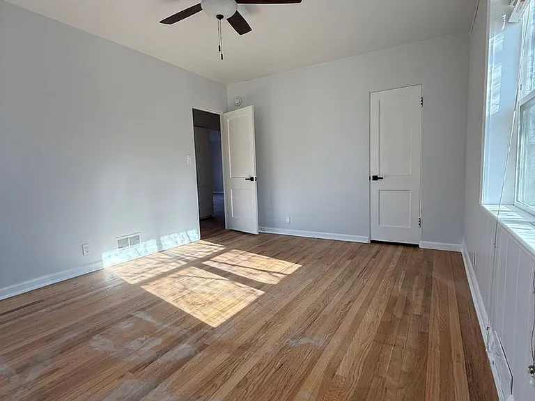 605 E Prospect Rd — Photo 10