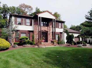 6 Mohawk Ln, Manalapan, NJ 07726