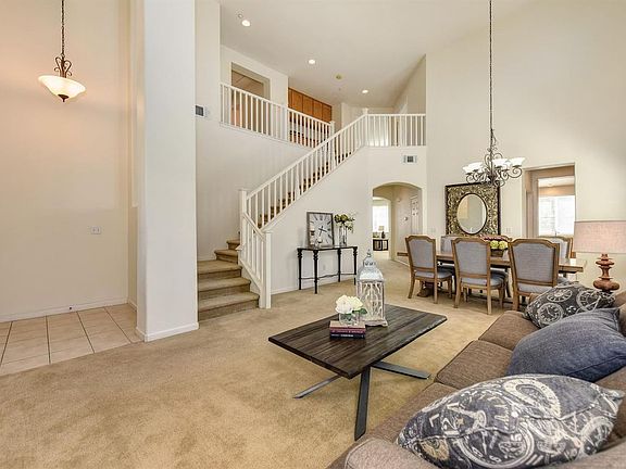 4th image of 741 Farnham Ave