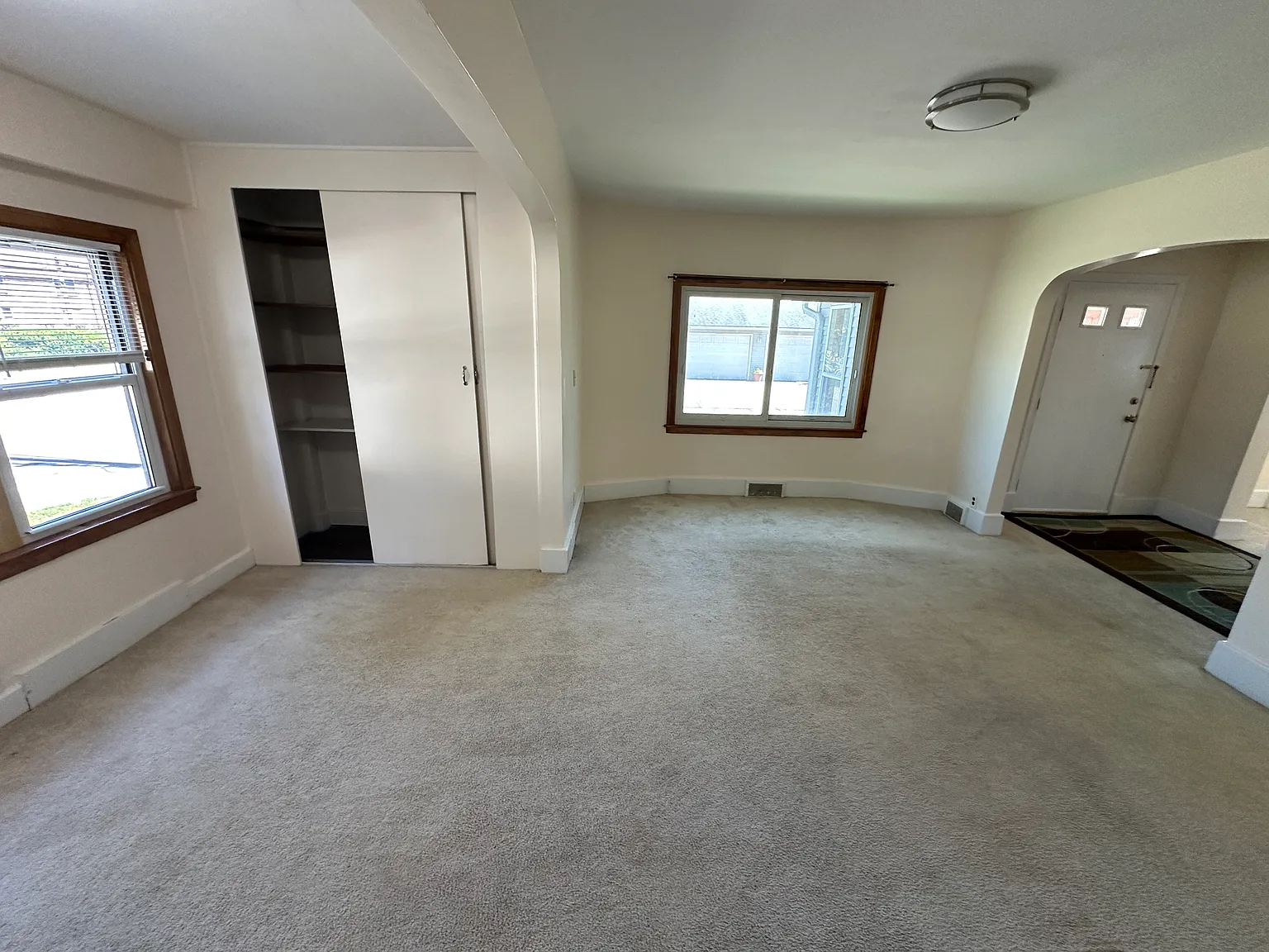 3 bed, 1.5 bath, 1352 sqft, $1,900 — Photo 2