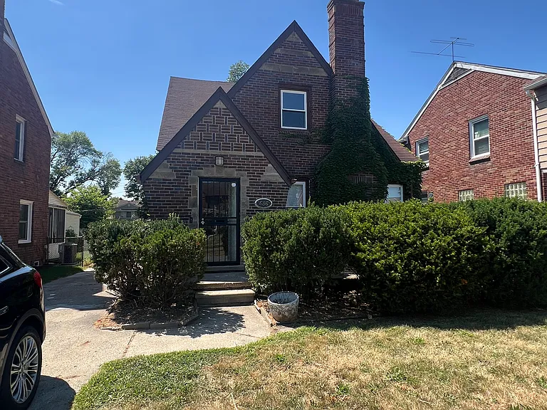 16861 Glastonbury Rd — Photo 2