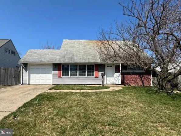 49 Viburnum Ln, Levittown, PA 19054