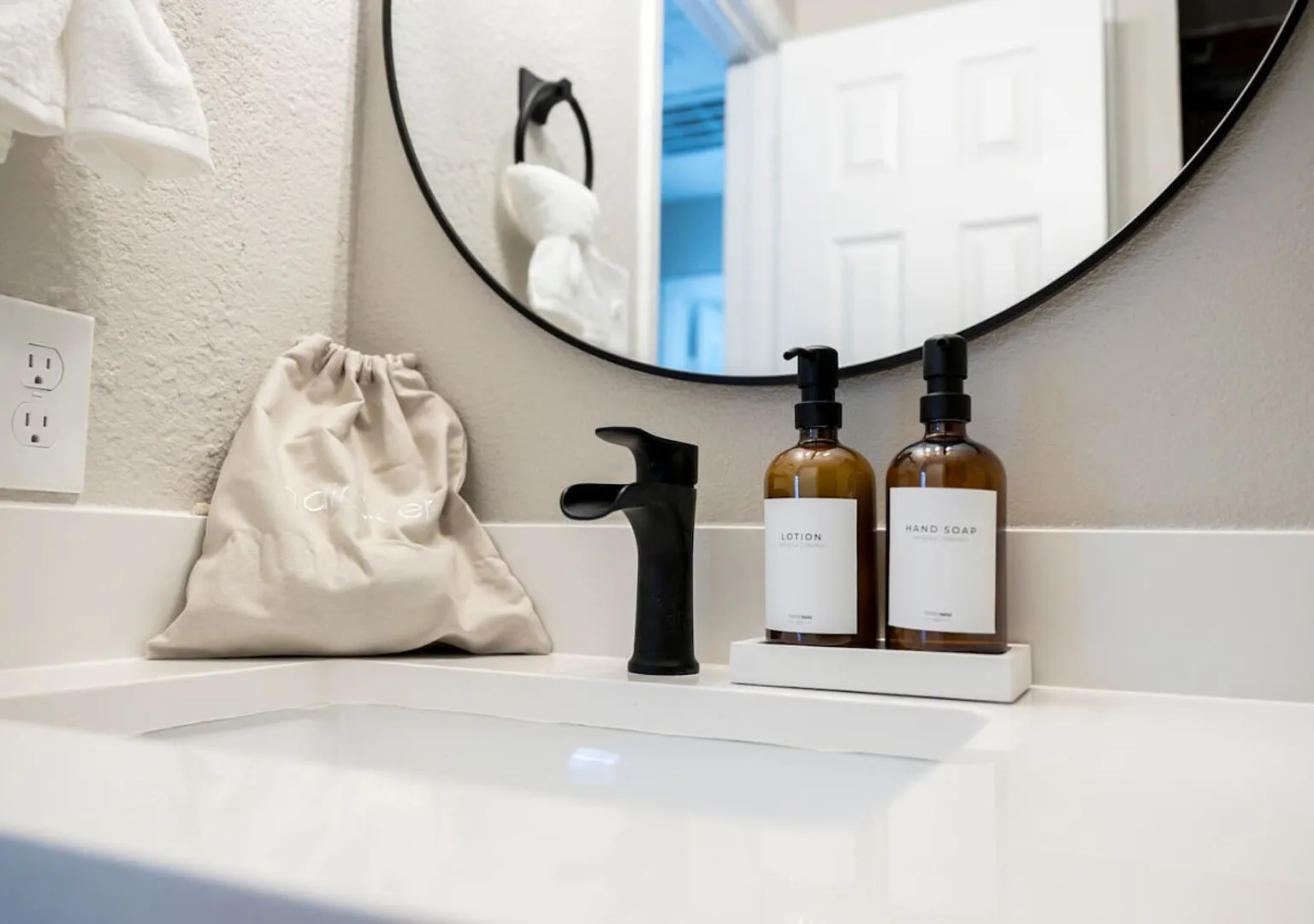 Lux Modern Getaway | AT&T Stadium Views | King Bed — Photo 3