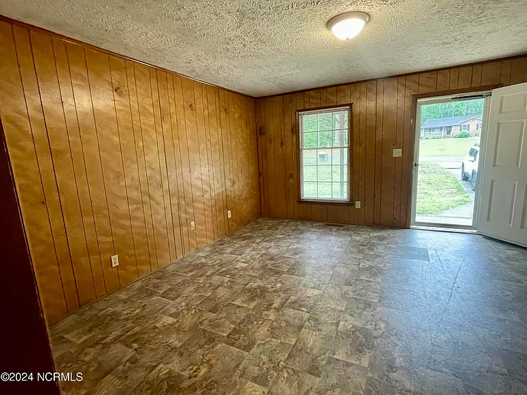 132 Deerfield Rd — Photo 4
