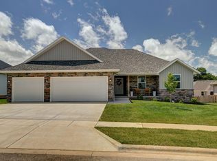 802 E Crew Dr, Nixa, MO 65714