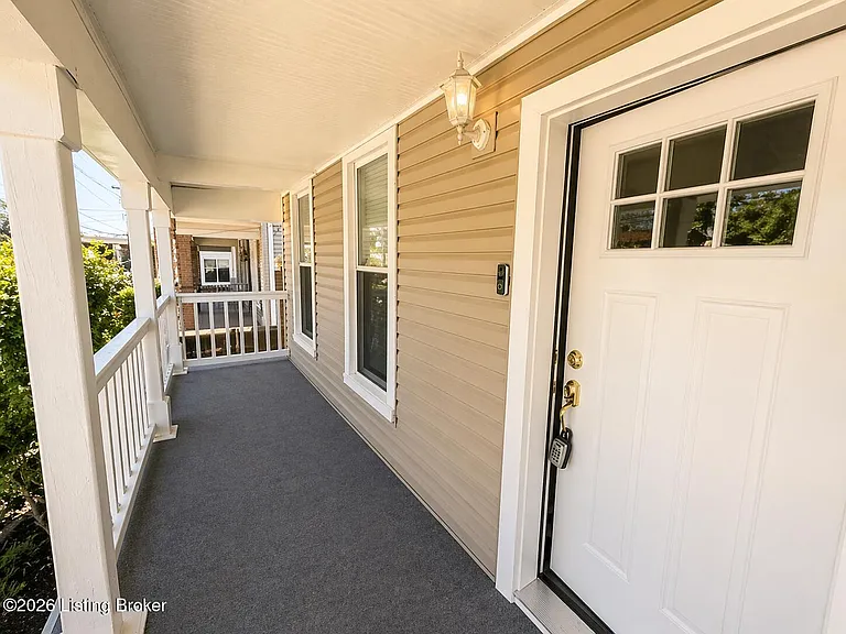 228 E Burnett Ave — Photo 3