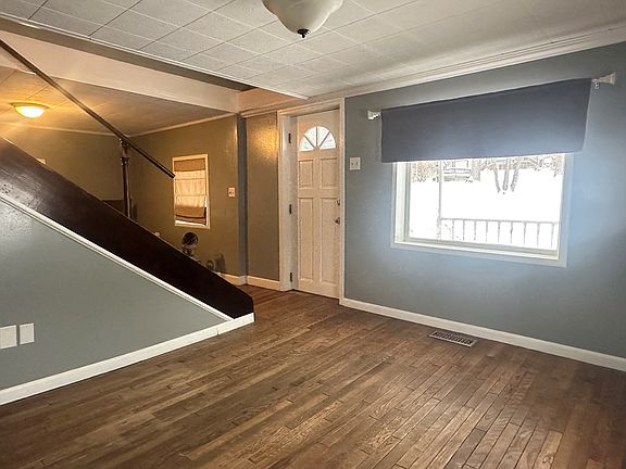 4th image of 220 Center St