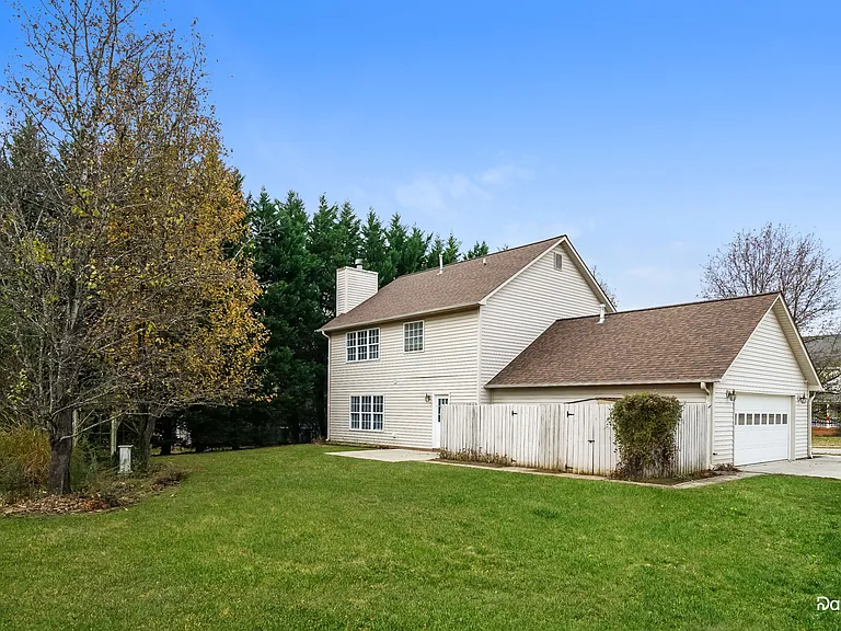 301 Tarheel Ln — Photo 14
