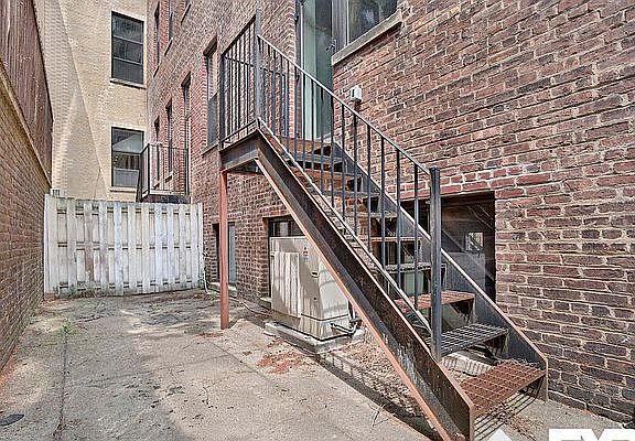 5th image of 180 Bainbridge St #100