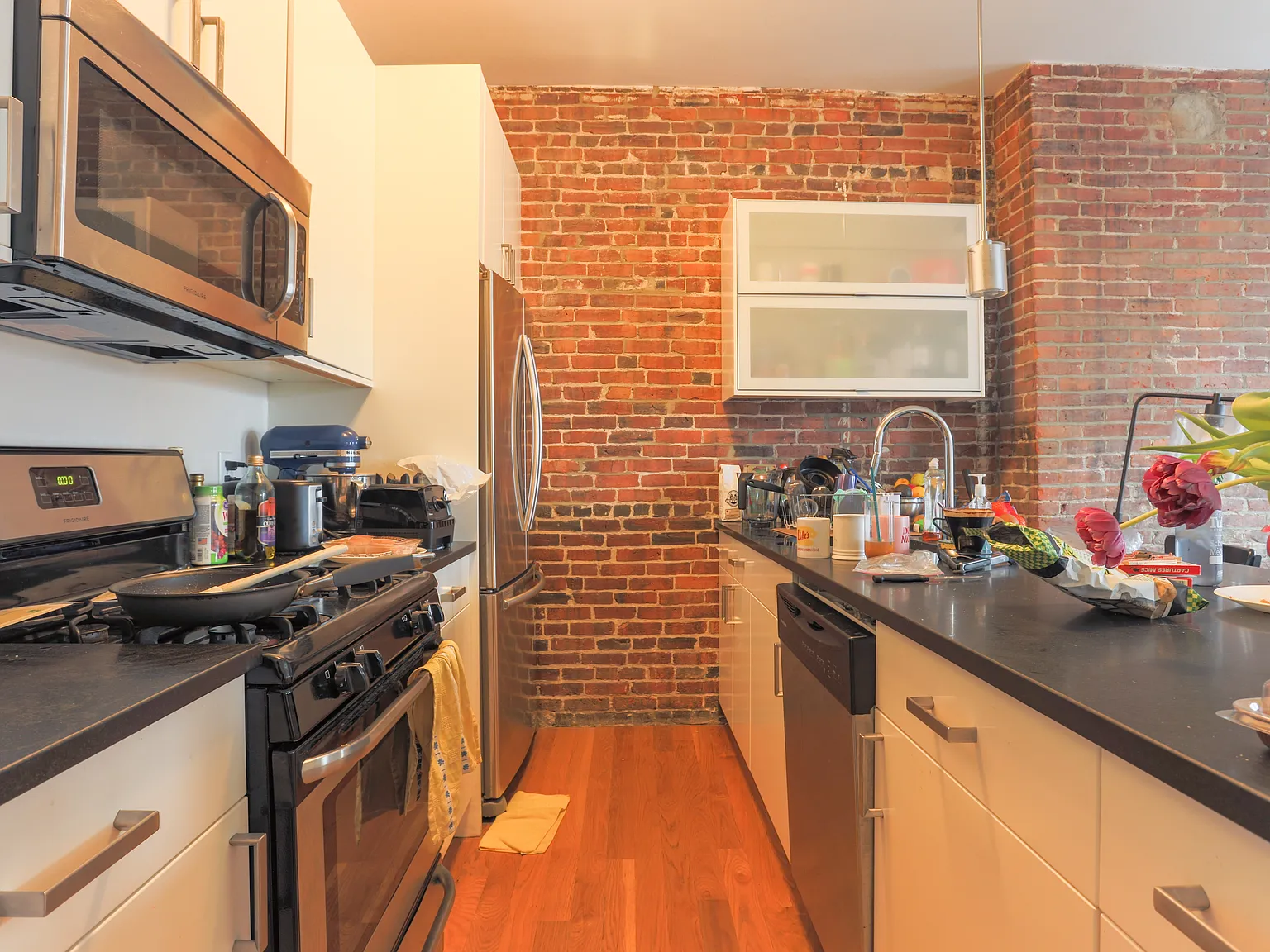 3 bed, 900 sqft, $5,800 — Photo 2