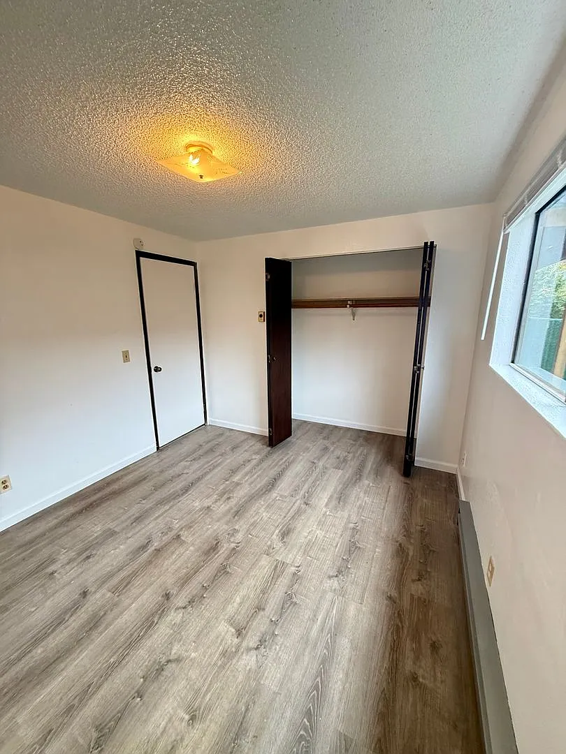 2211 Sumner — Photo 4
