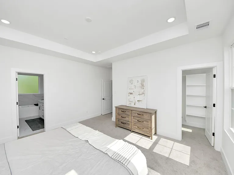 2424 Harrington St — Photo 16