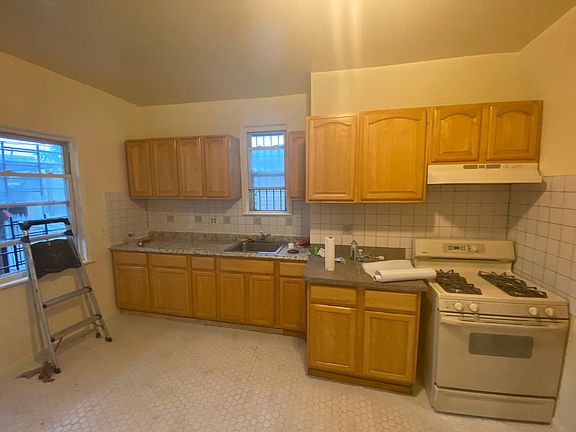 3rd image of 13522 Kew Gardens Rd Floor 1