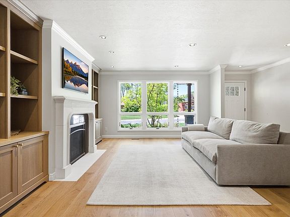 3rd image of 2018 E Twin View Dr S