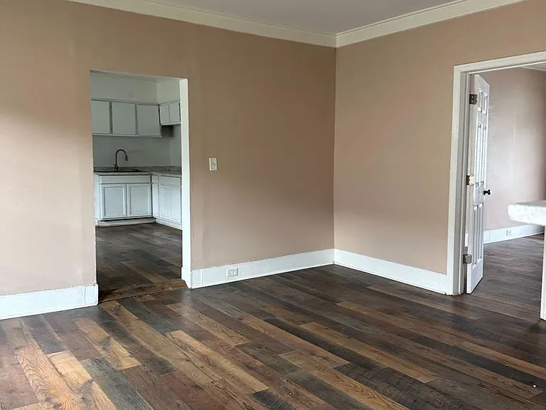 1304 Avenue G — Photo 4