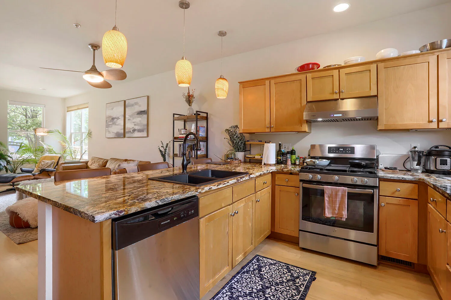 3 bed, 2.5 bath, 2081 sqft, $7,000 — Photo 4