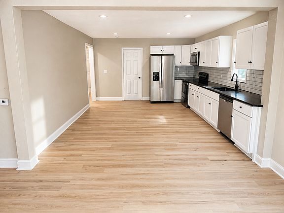 2nd image of 1524 E 51st St