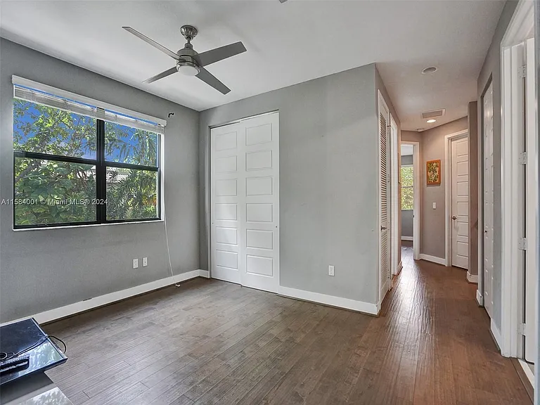 1236 SW 4th Ave — Photo 18