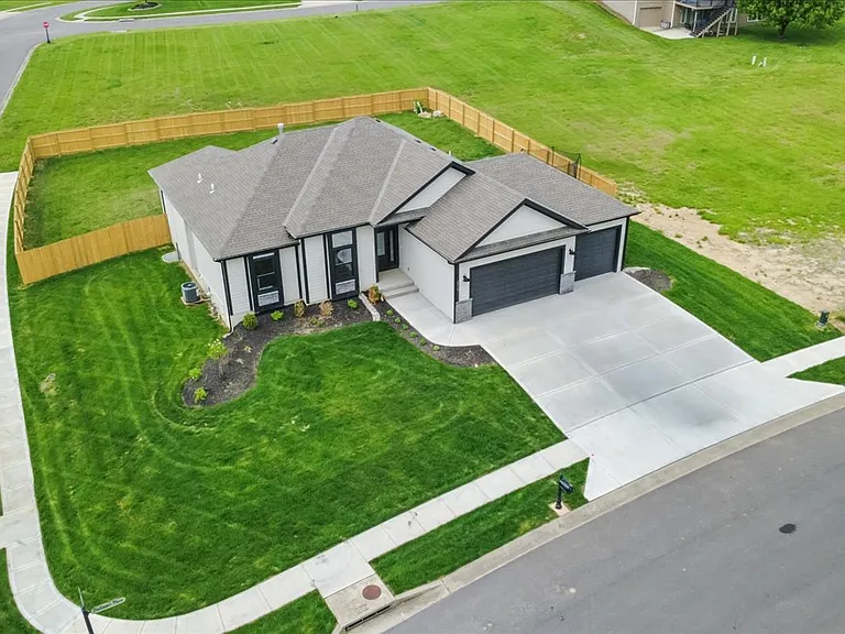 2210 Piedmont Pl — Photo 34