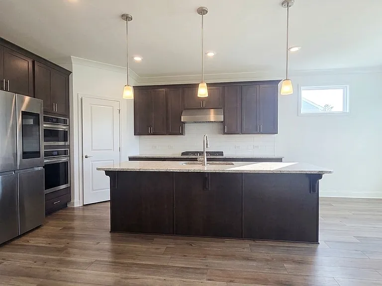 384 Yardley Ln — Photo 4