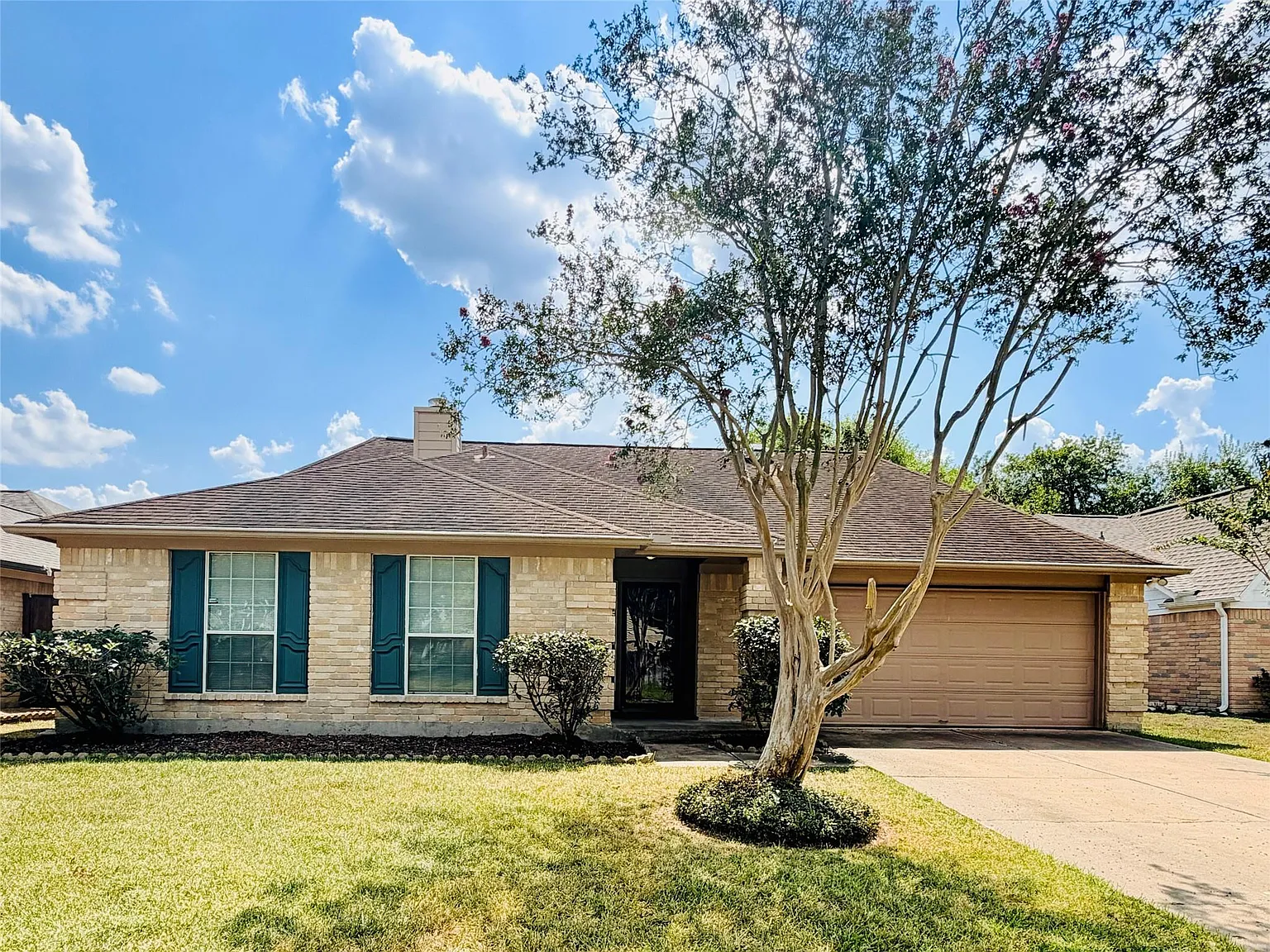 3 bed, 2.0 bath, 1832 sqft, $2,000 — Photo 2