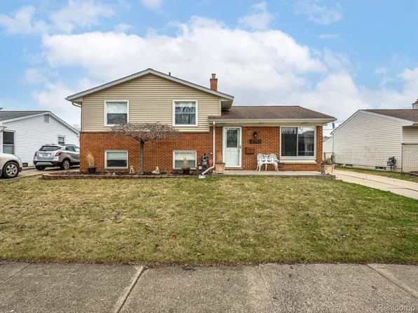 31753 Hazel St, Rockwood, MI 48173