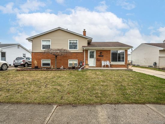 31753 Hazel St, Rockwood, MI 48173