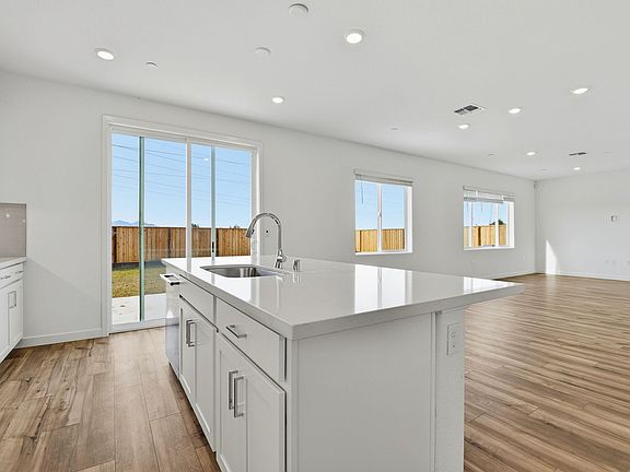 4th image of 1008 Bluebell Cir
