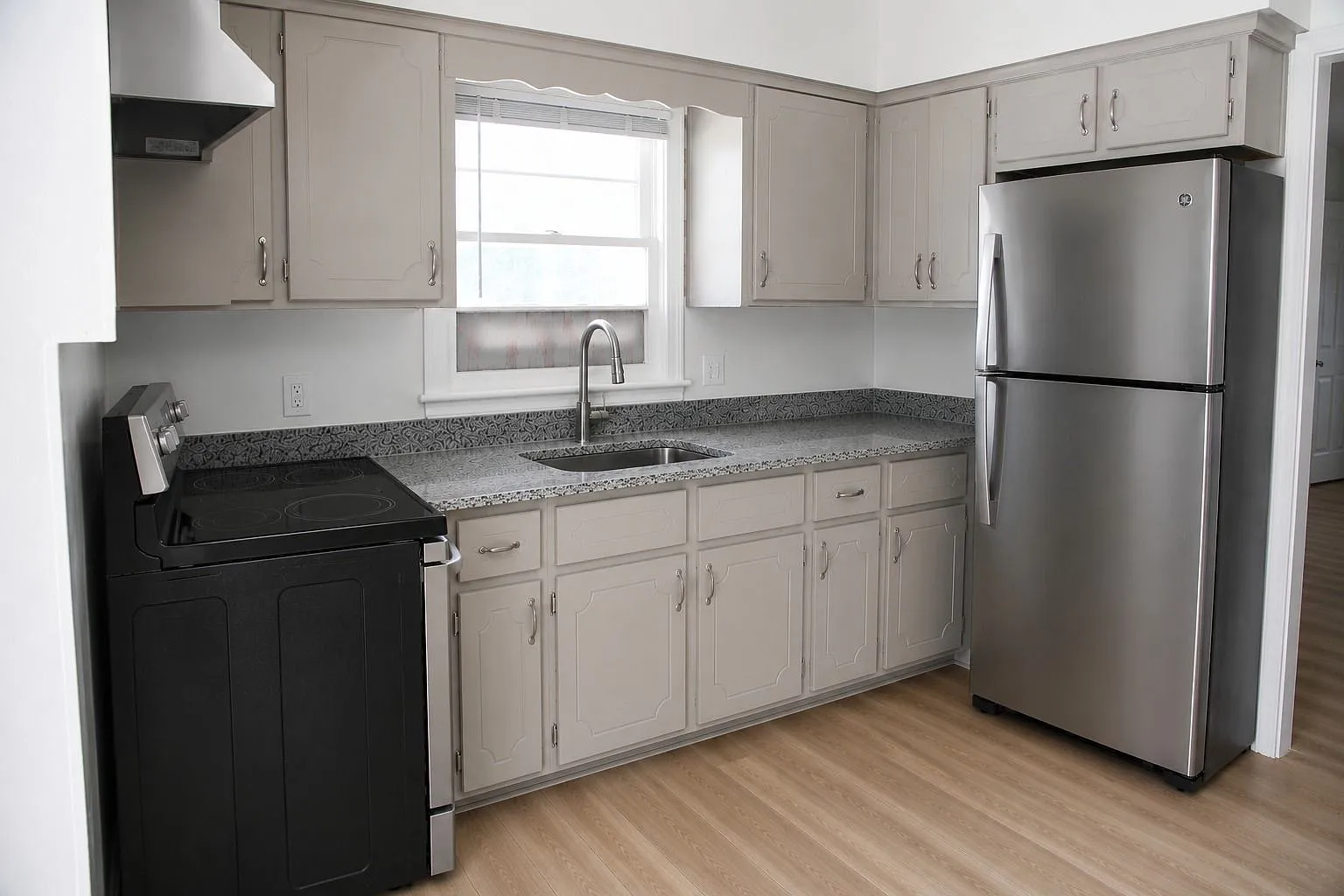 4 bed, 2.0 bath, 1806 sqft, $1,650 — Photo 2