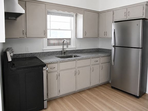 2nd image of 3922 Evergreen St