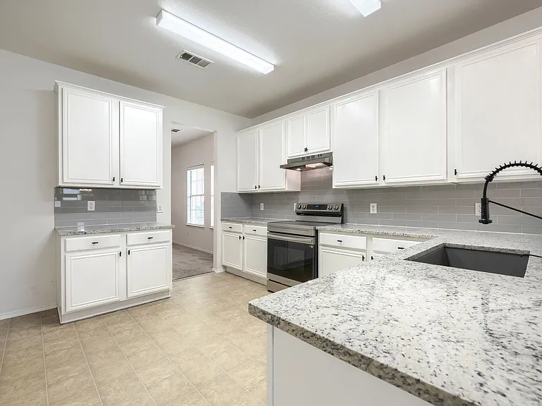 3121 Grant St — Photo 9